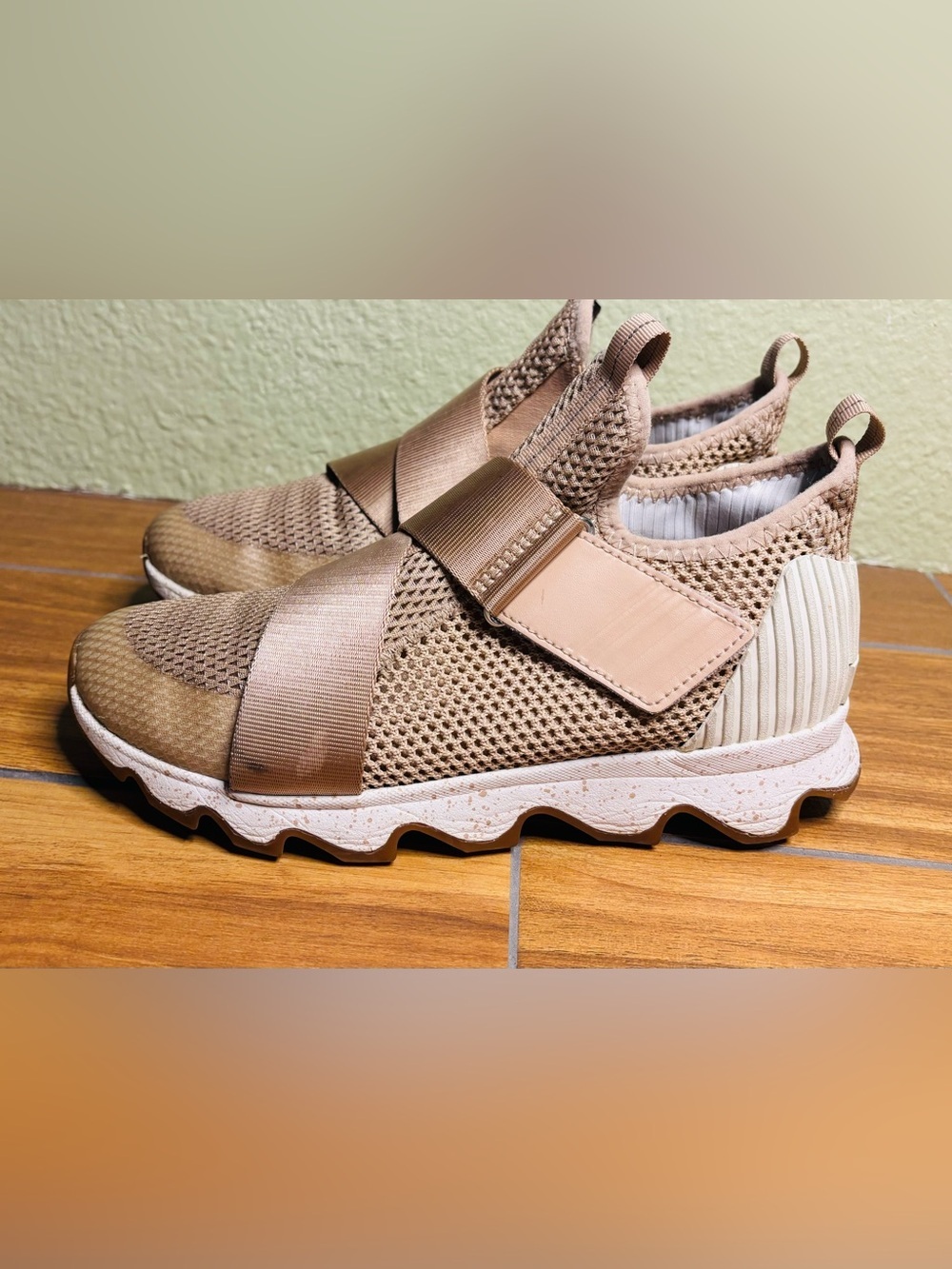Sorel Kinetic Sneakers in Rose Gold Women’s Size: 8